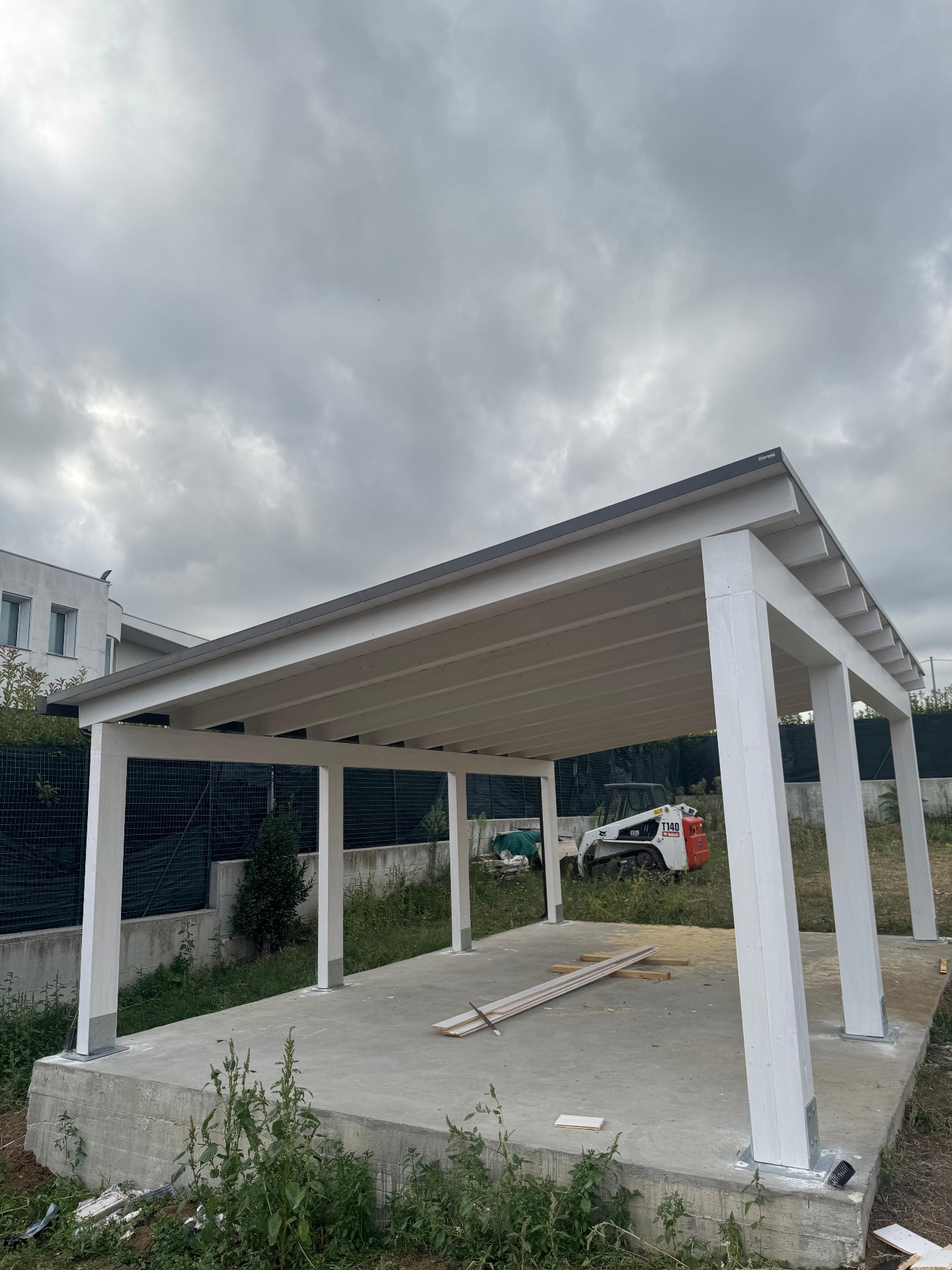 Carport moderno in legno bianco