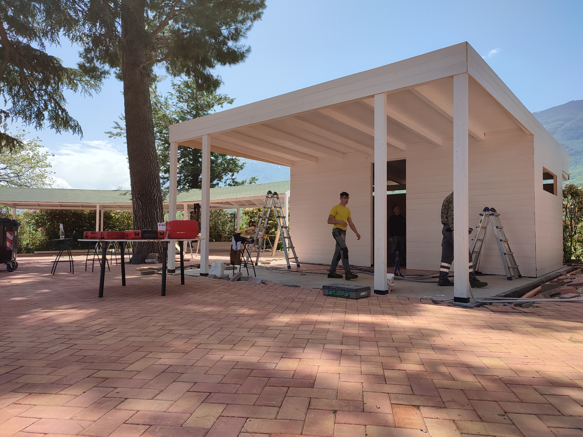 Casetta in legno bianca con portico