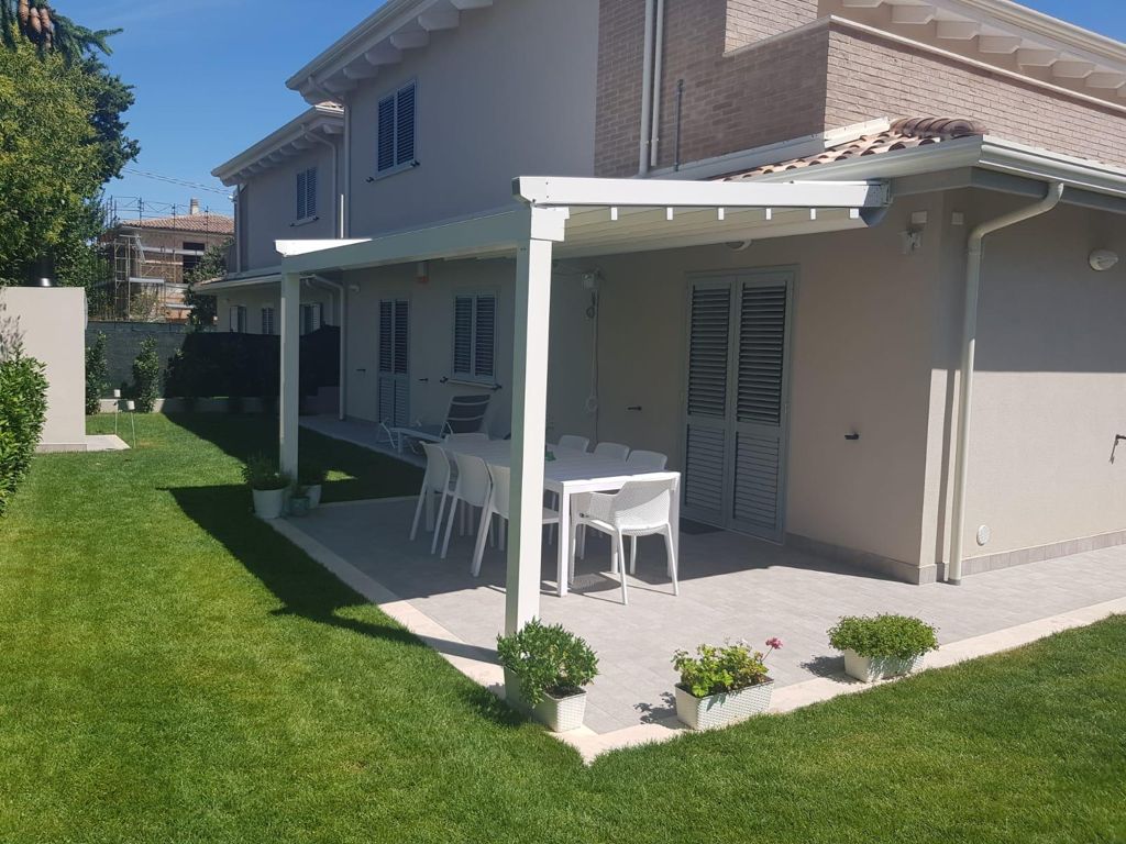 Pergotenda addossata su giardino