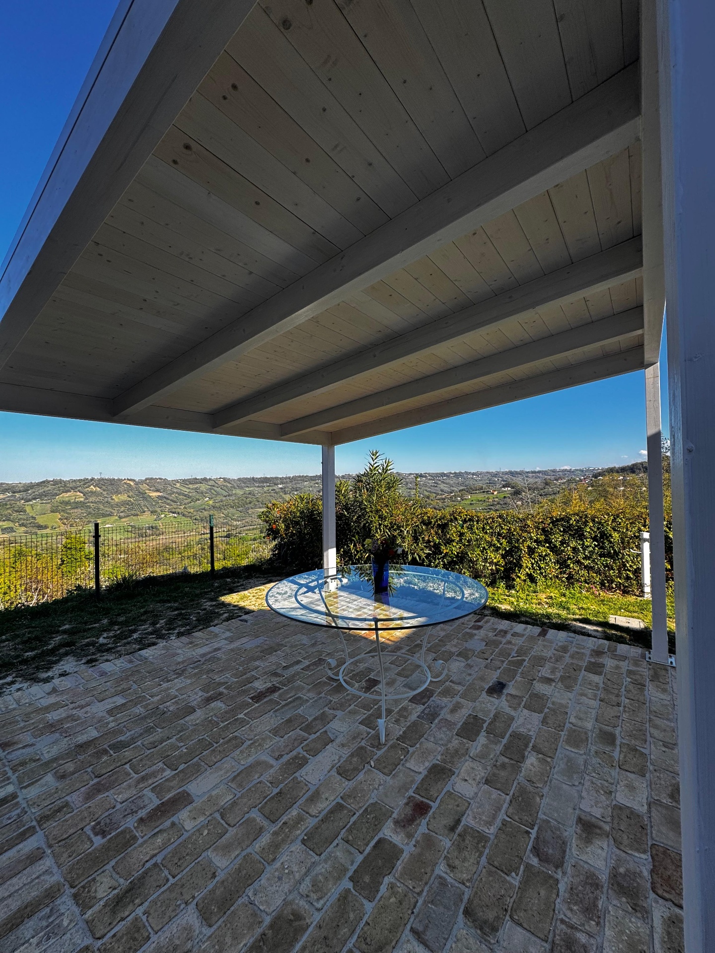 Pergola in legno bianca panoramica su colline