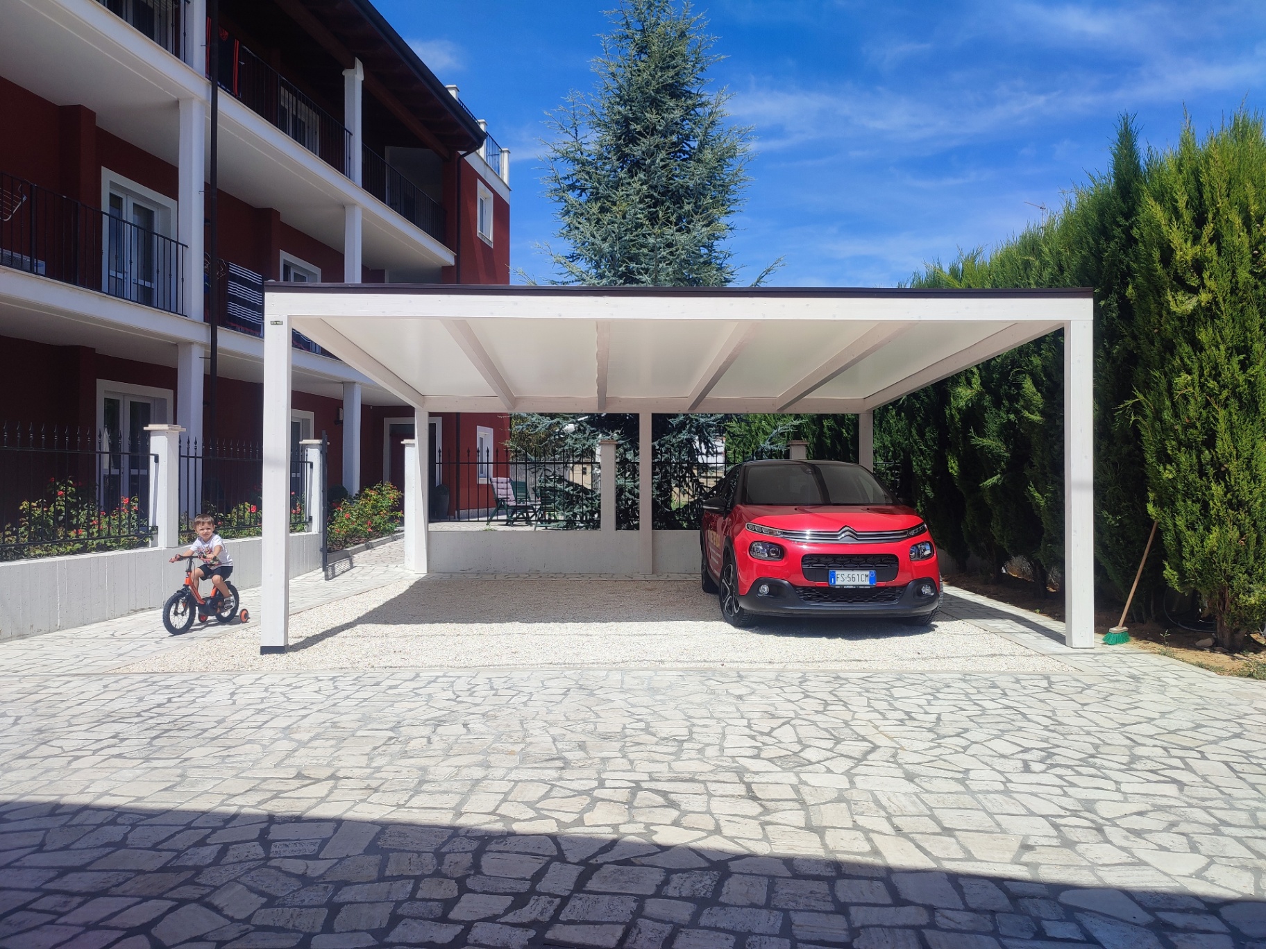Pergola bianca con copertura in tela