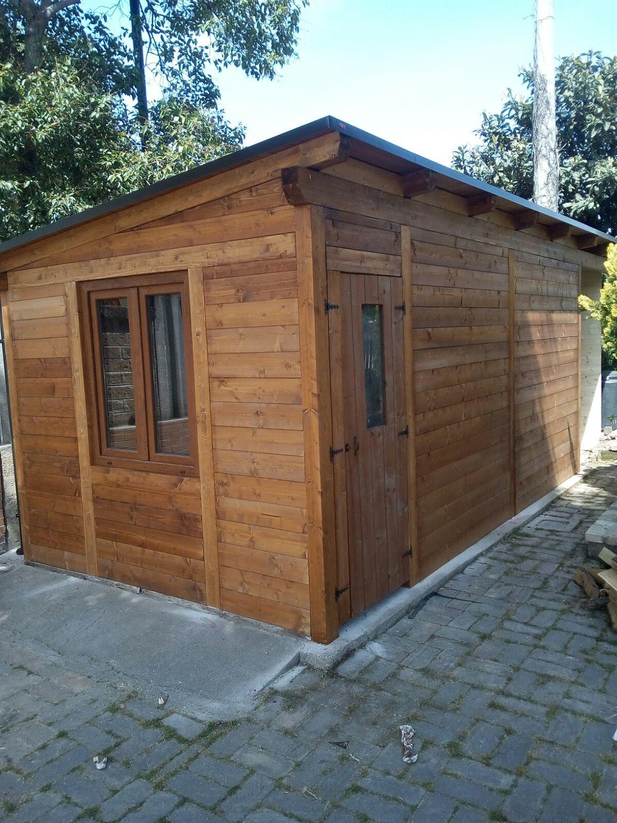 Casetta in legno con finestra e porta