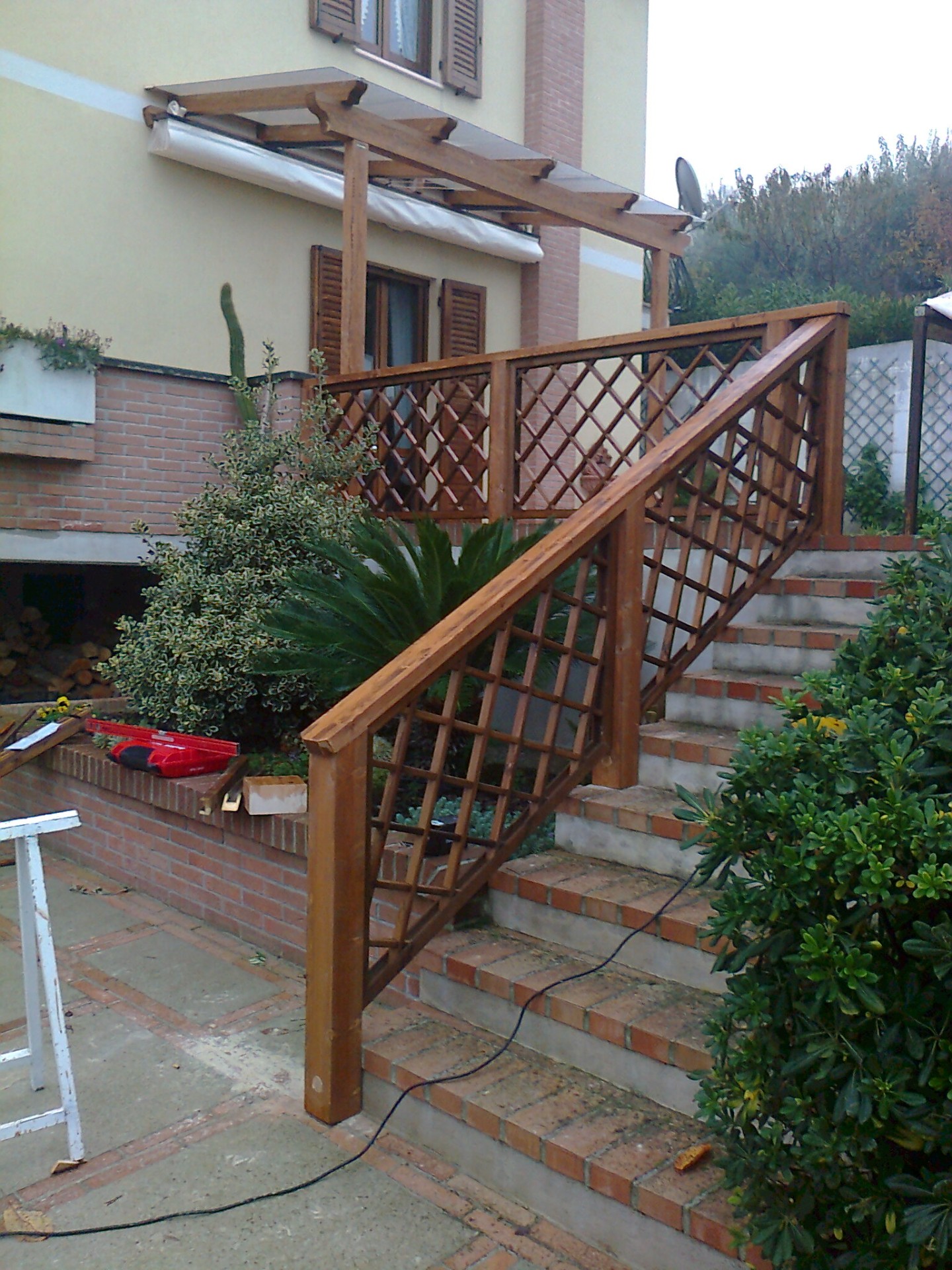 Ringhiera e scala in legno per esterno