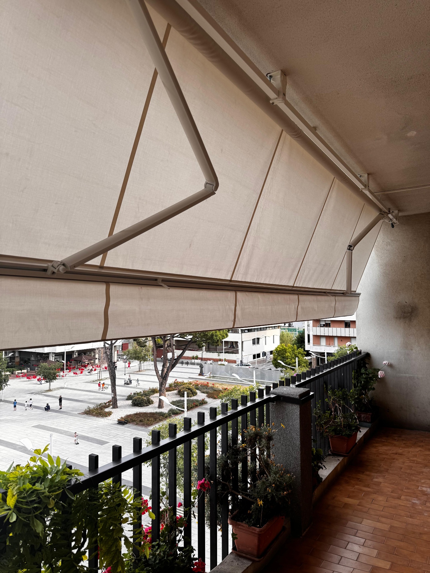 Tenda doppia a bracci su balcone