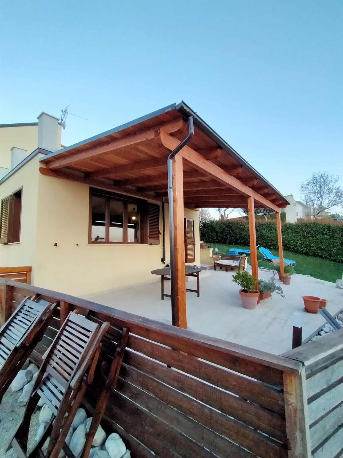 Pergola in legno addossata alla casa