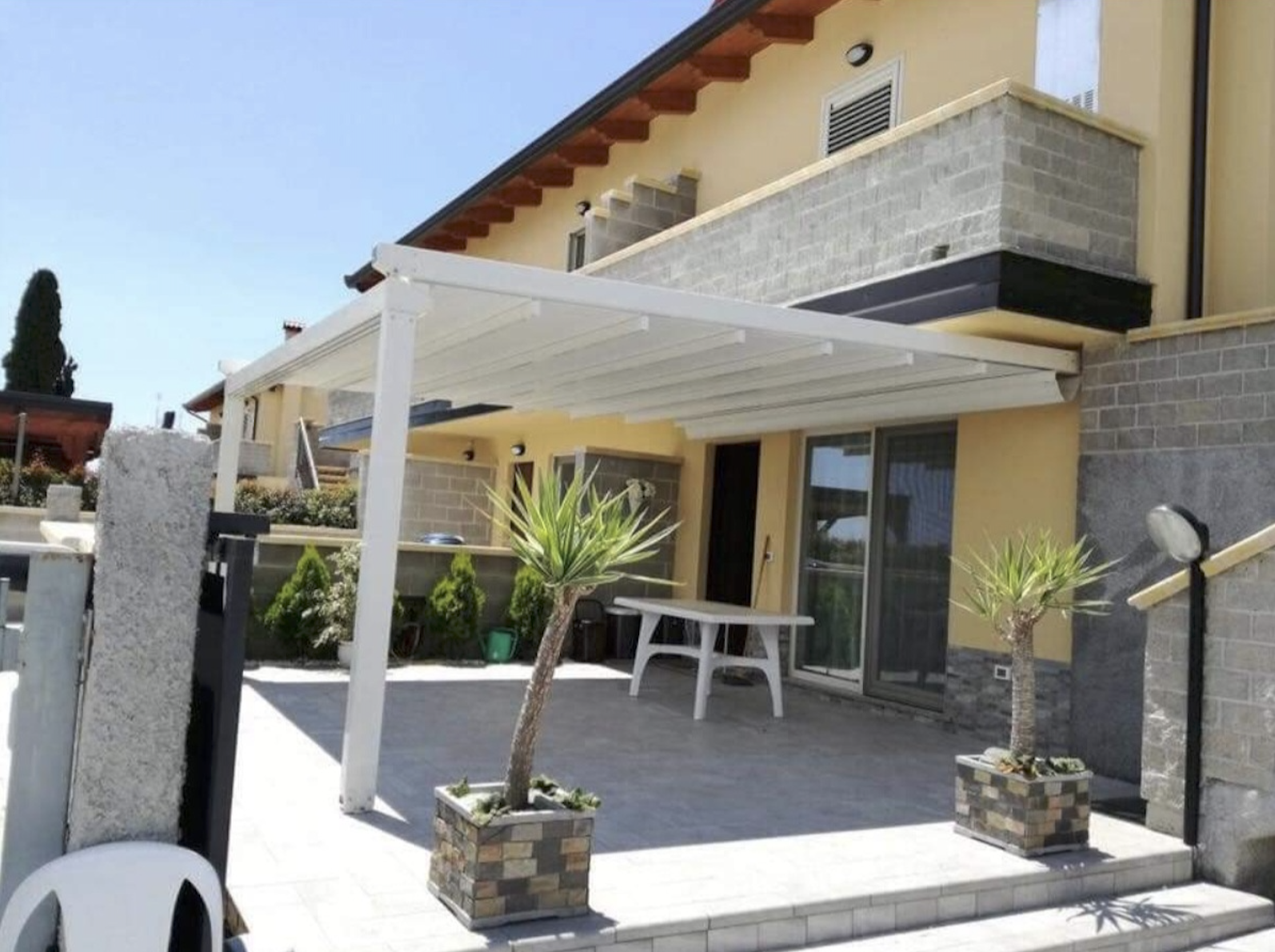Pergotenda bianca su patio esterno