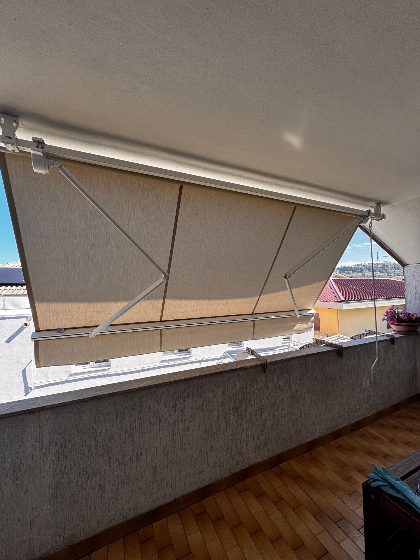 Tenda a caduta beige con mantovana