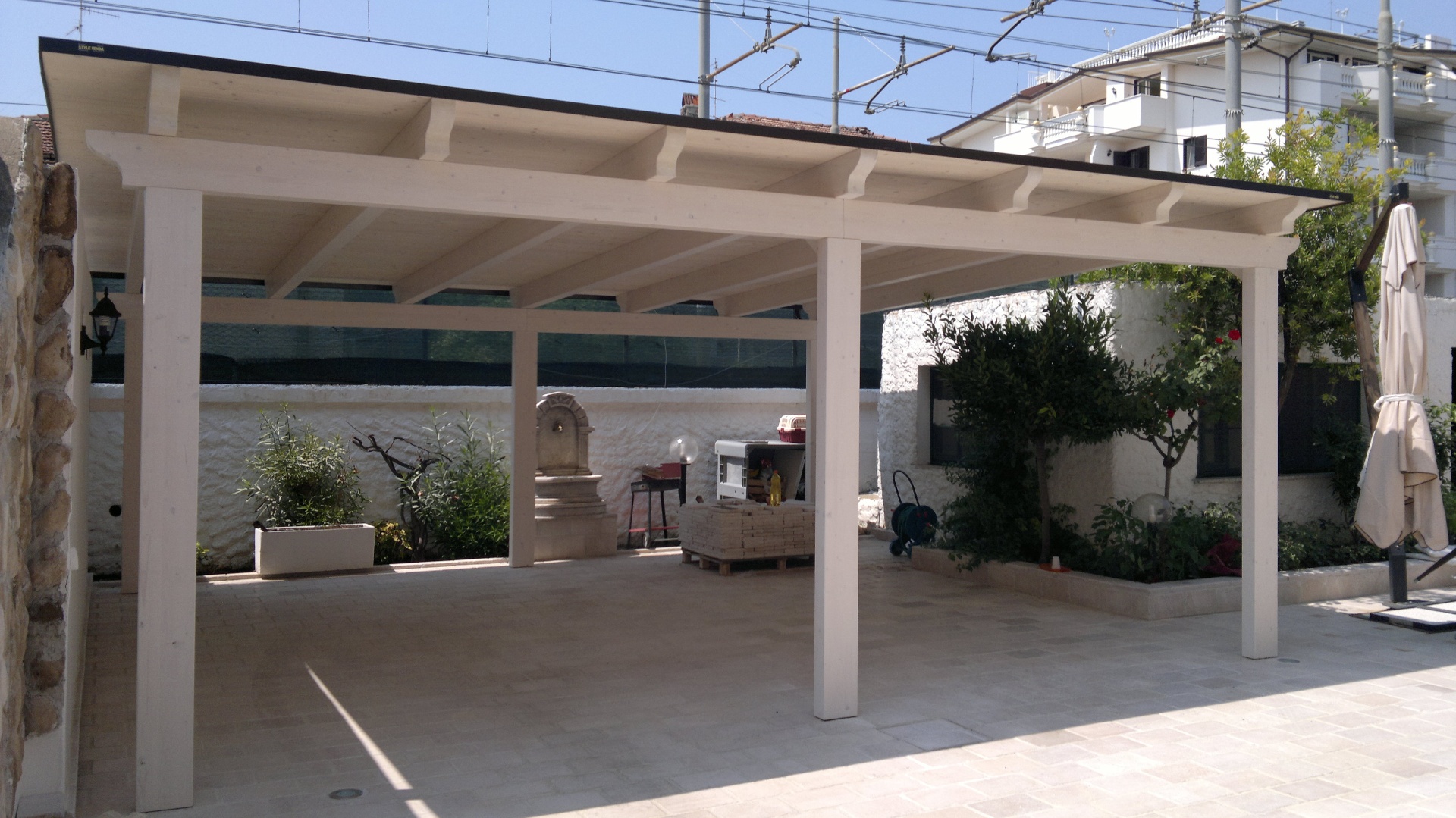 Pergola bianca su patio esterno