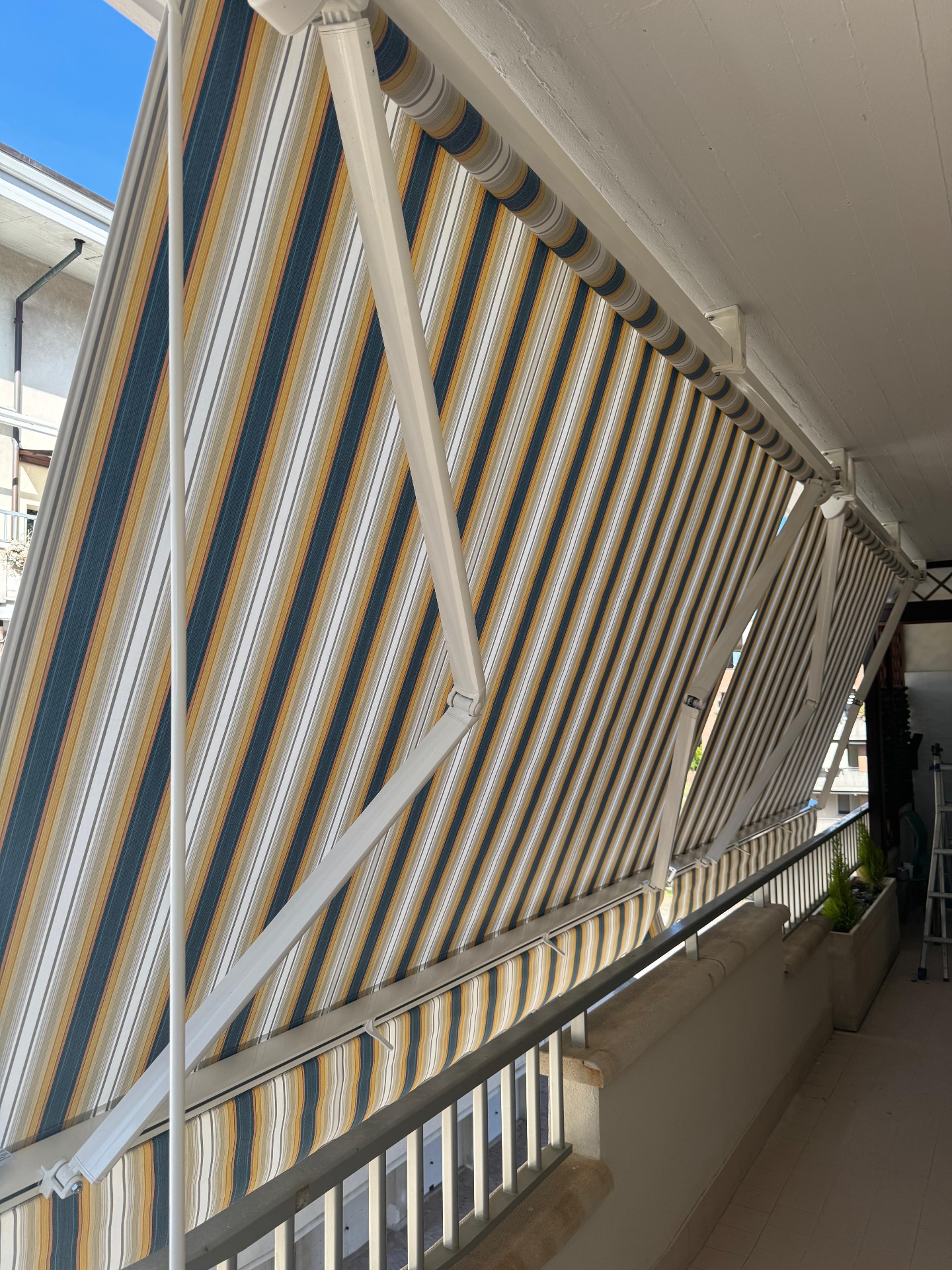Tenda da sole a strisce multicolore