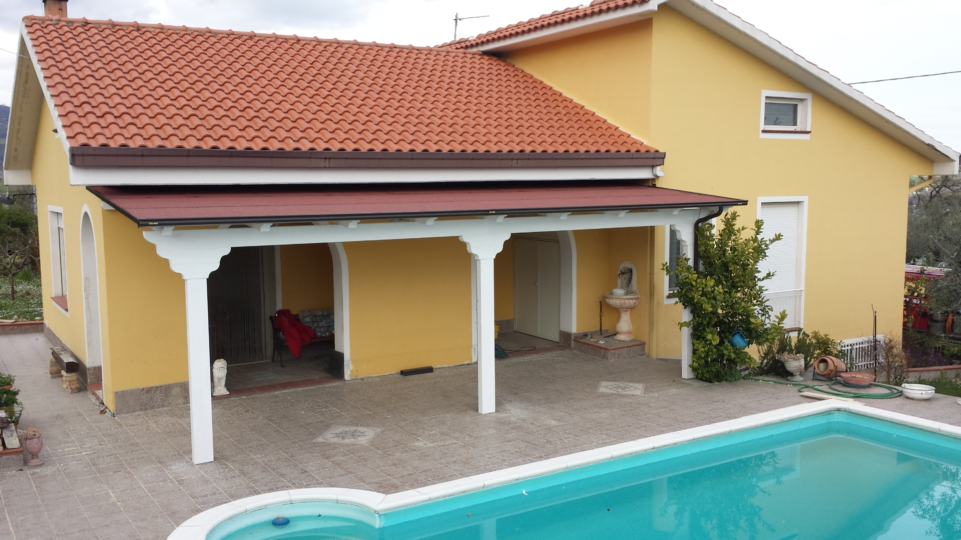 Pergola in legno con copertura