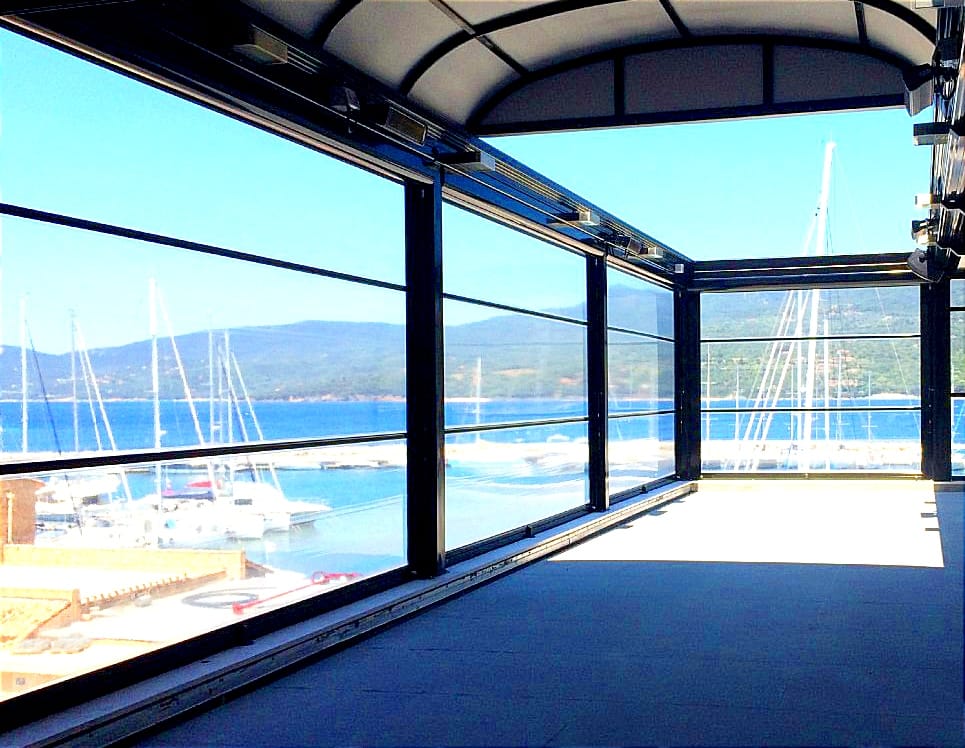 Veranda vista mare con tende crystal
