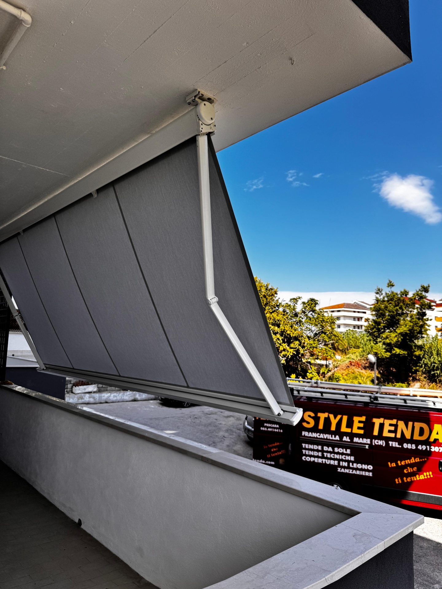 Tenda verticale grigia con braccio
