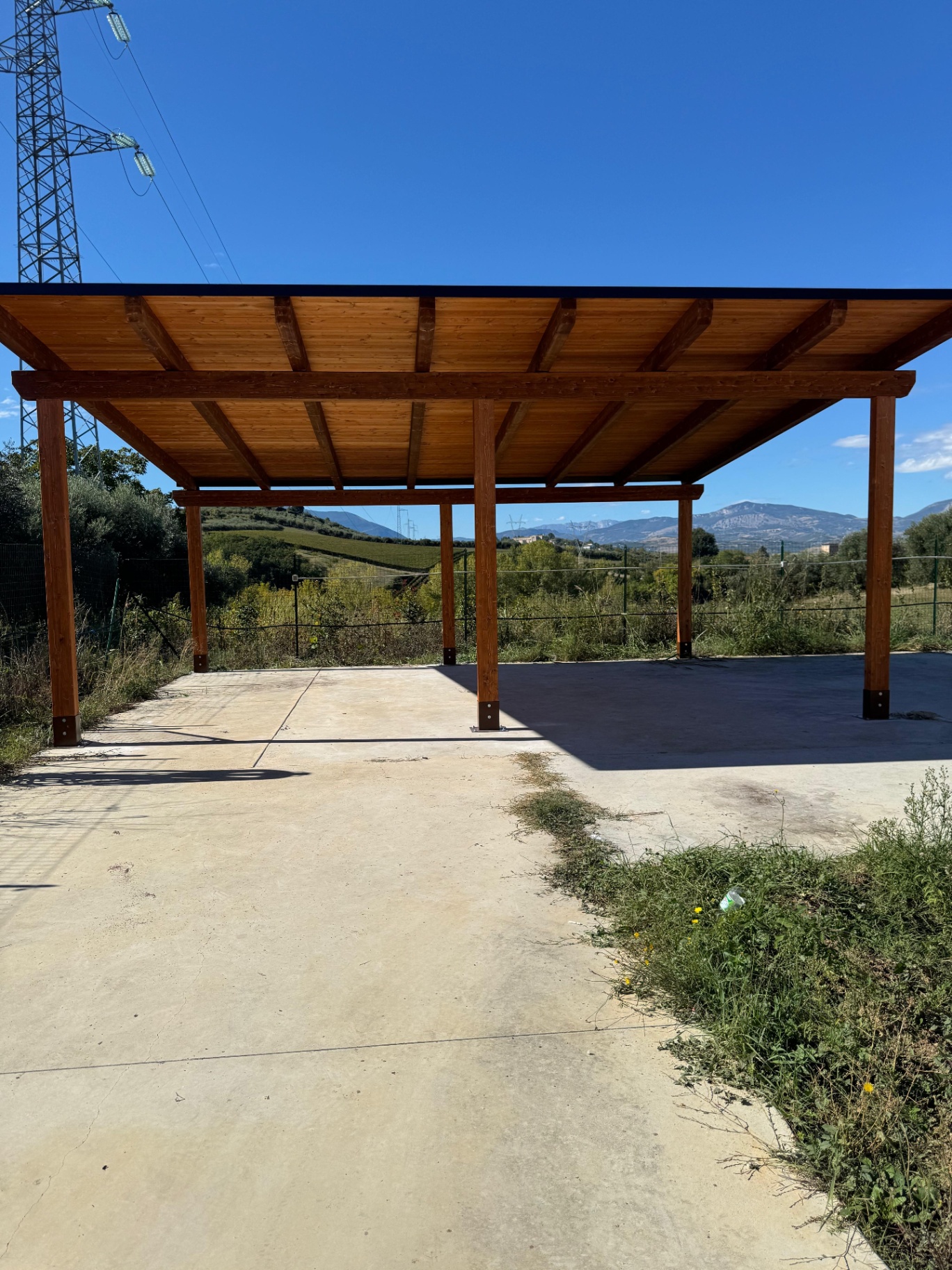 Grande copertura in legno per esterno