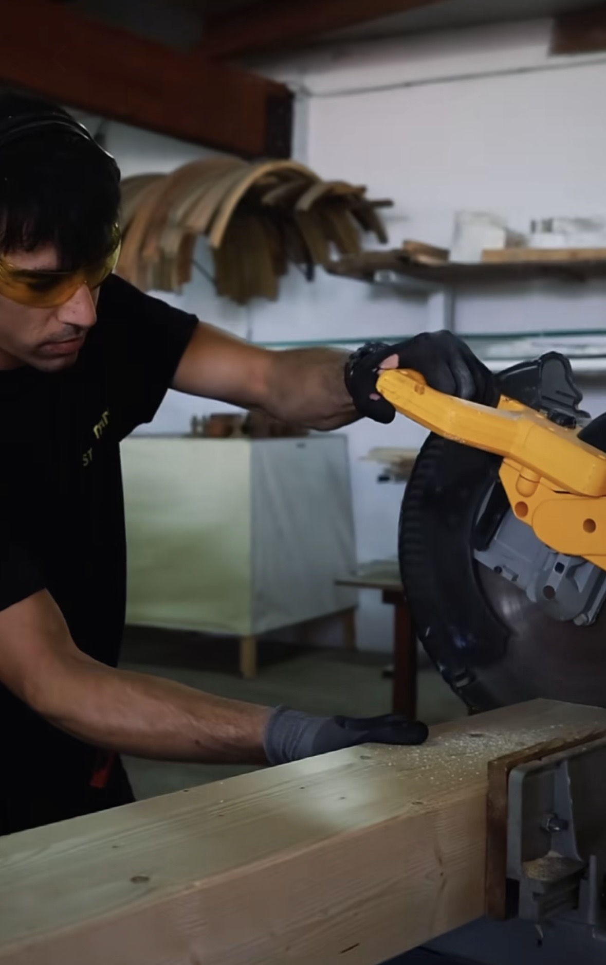 Lavorazione del legno in officina Style Tenda