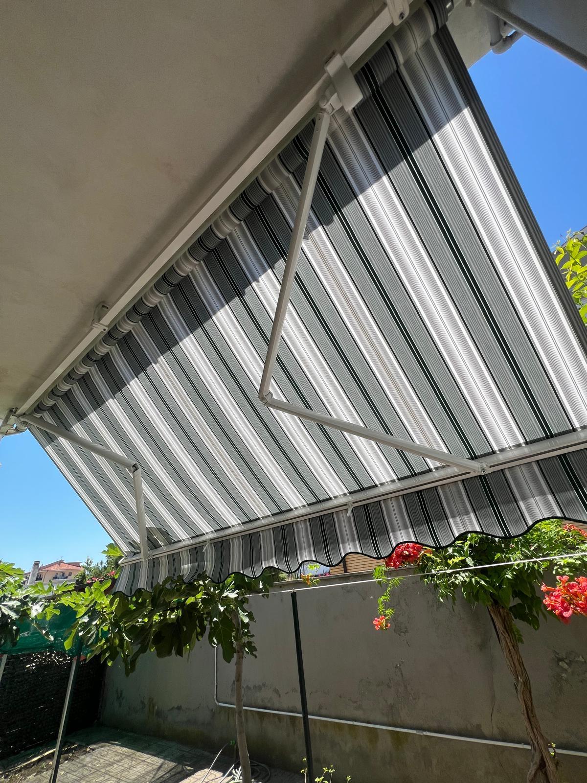 Tenda a bracci con strisce grigie