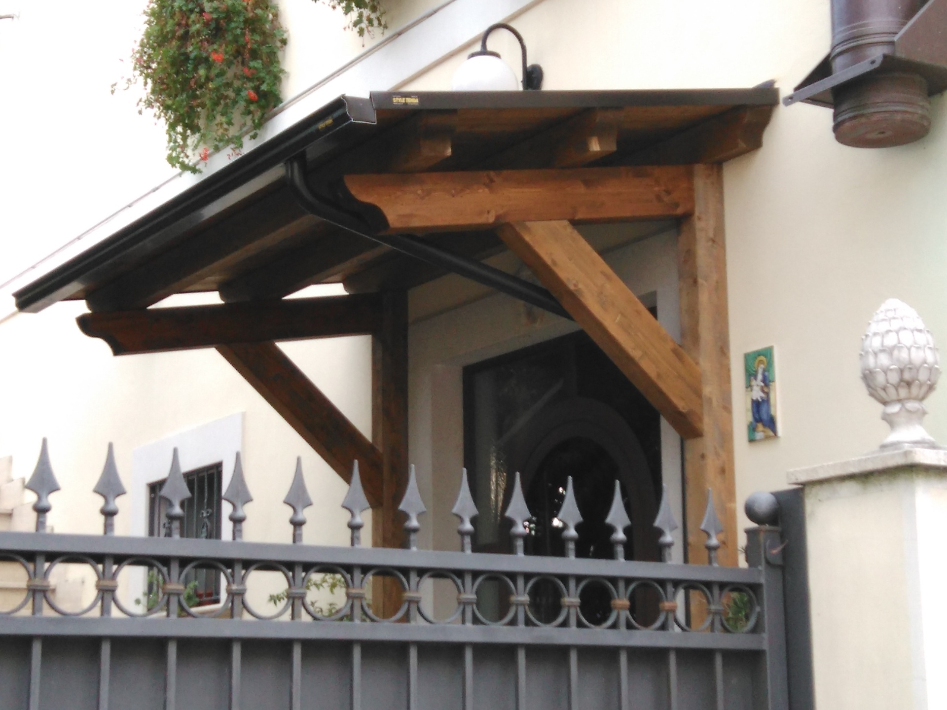 Pensilina in legno massello con mensole