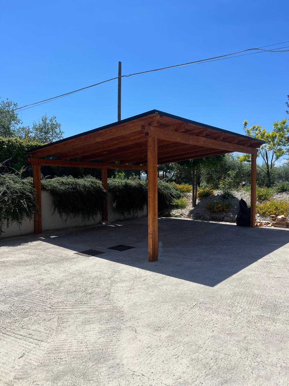Carport in legno noce a doppia falda