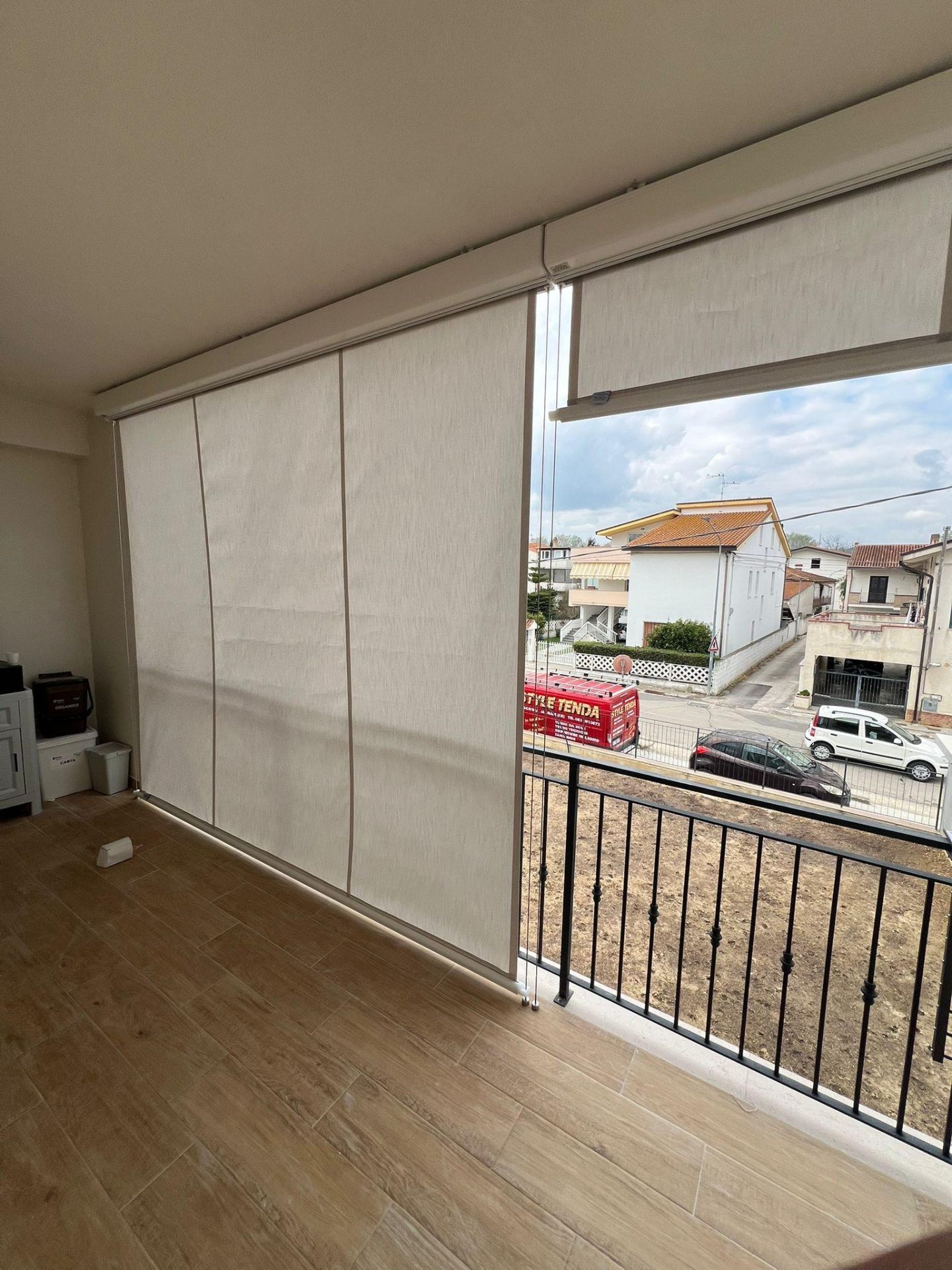 Tende verticali beige su balcone