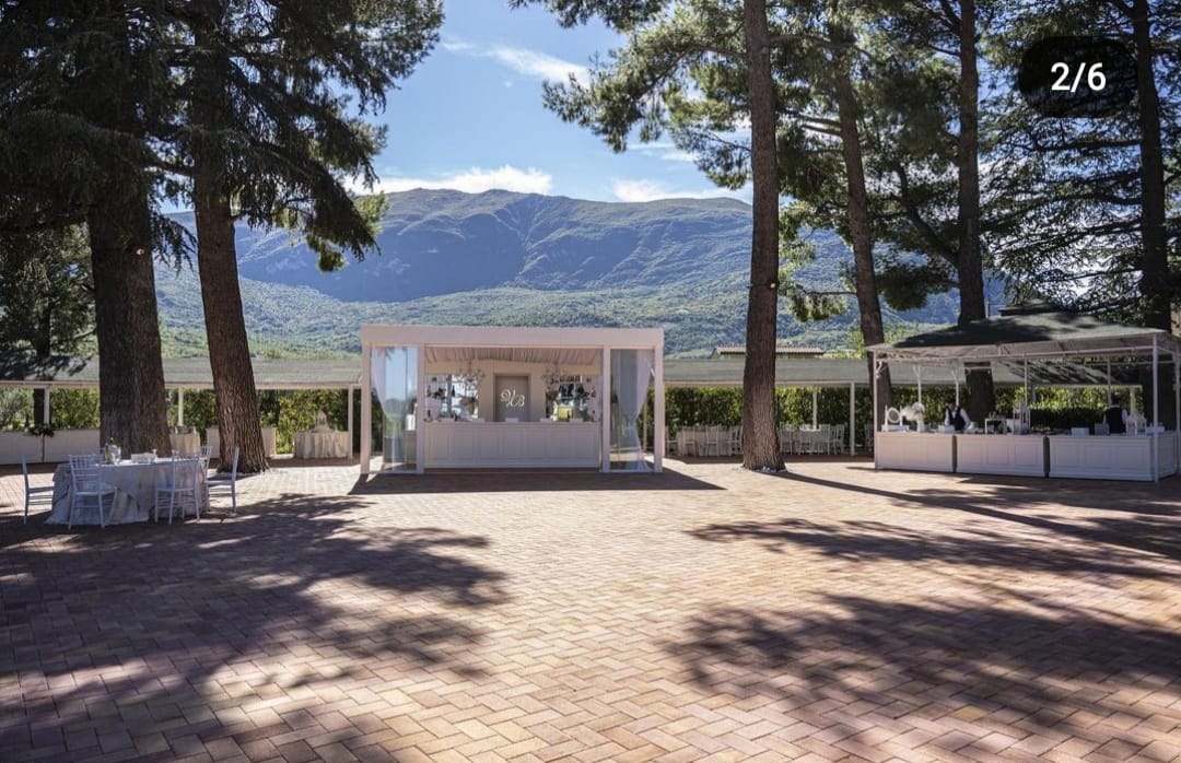 Allestimento in legno per location matrimoni