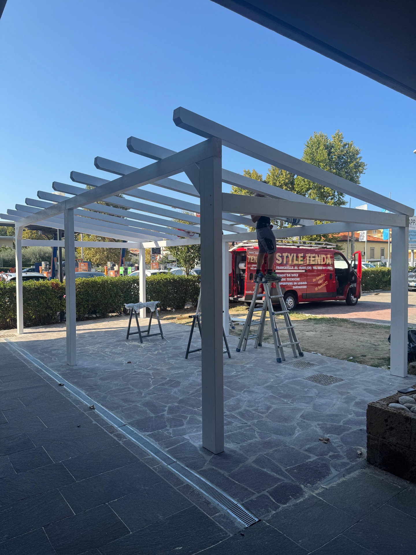 Pergola in legno bianca in fase di installazione