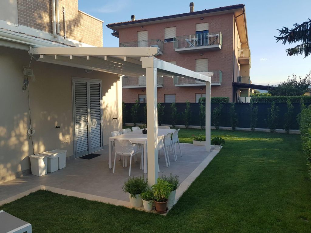 Pergotenda bianca con telo retrattile