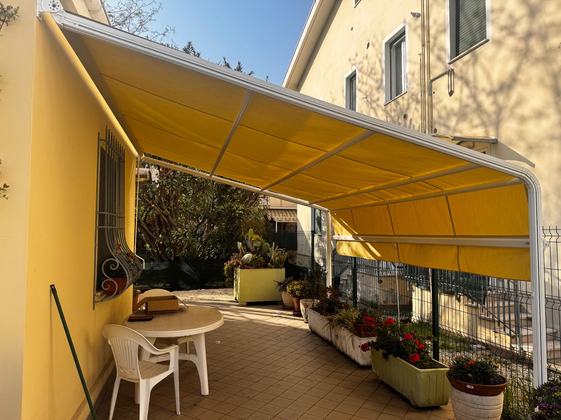 Tenda gialla su terrazzo esterno
