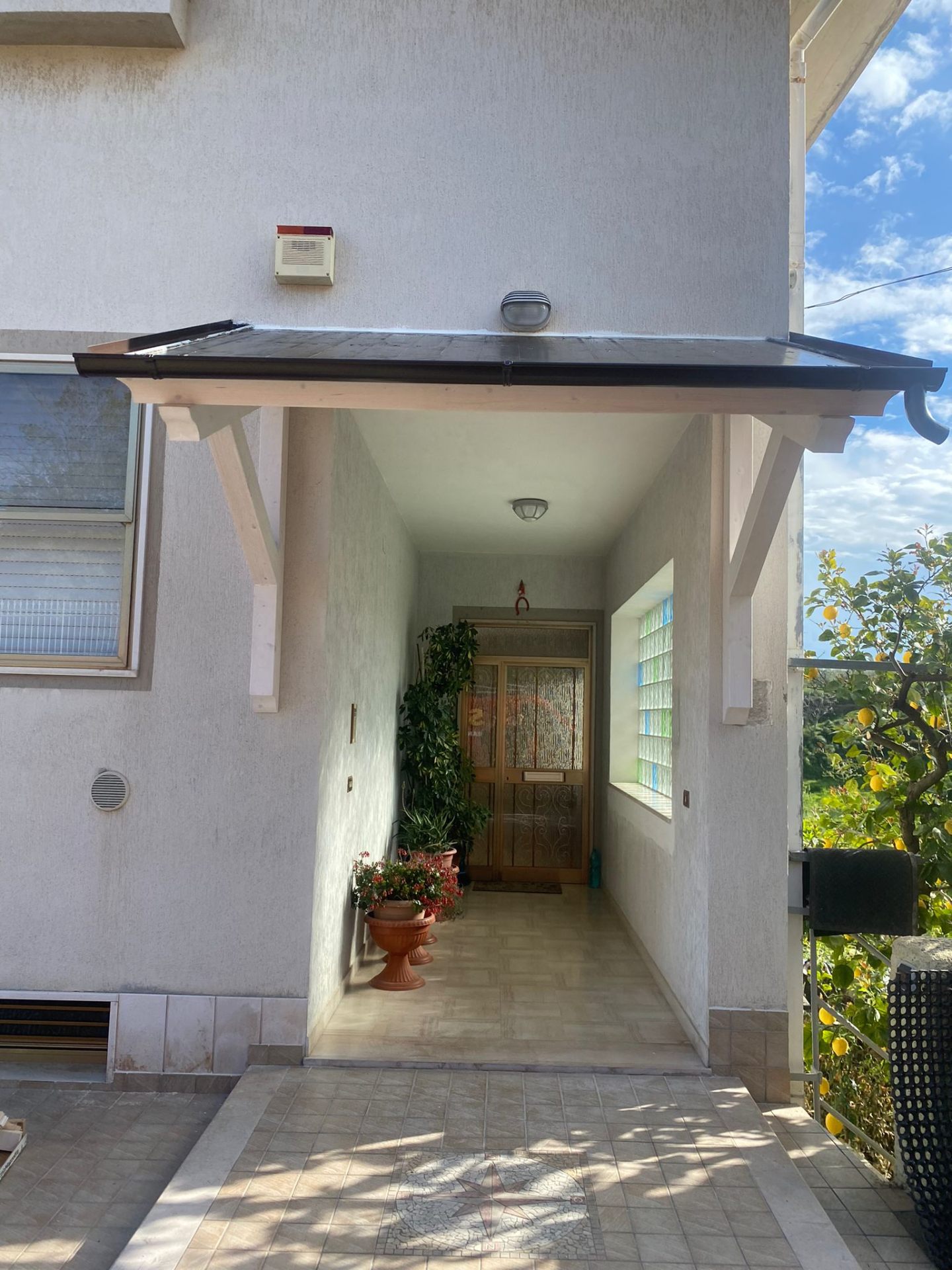 Pensilina in legno per ingresso