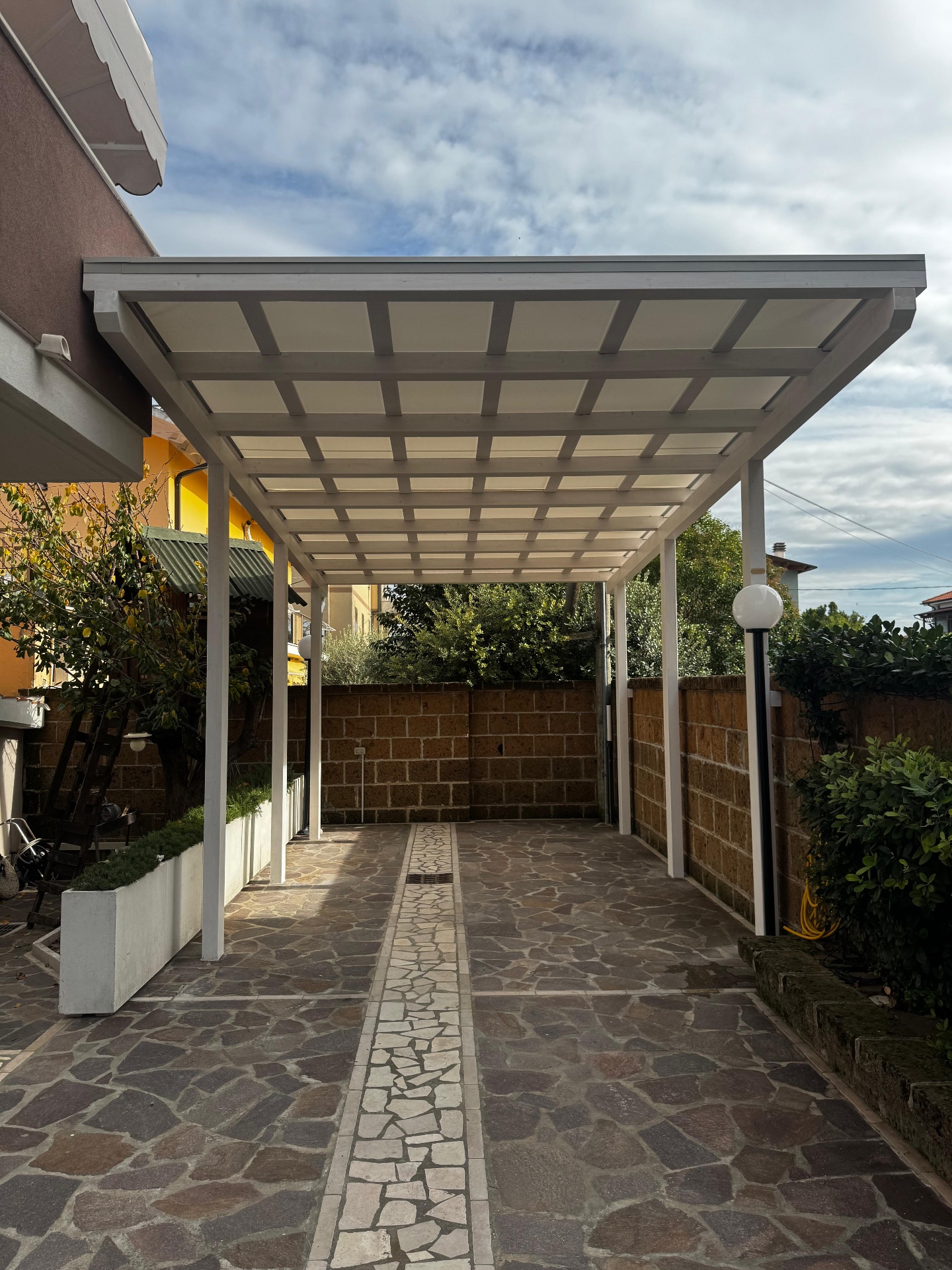 Pergola in legno bianca con copertura in policarbonato