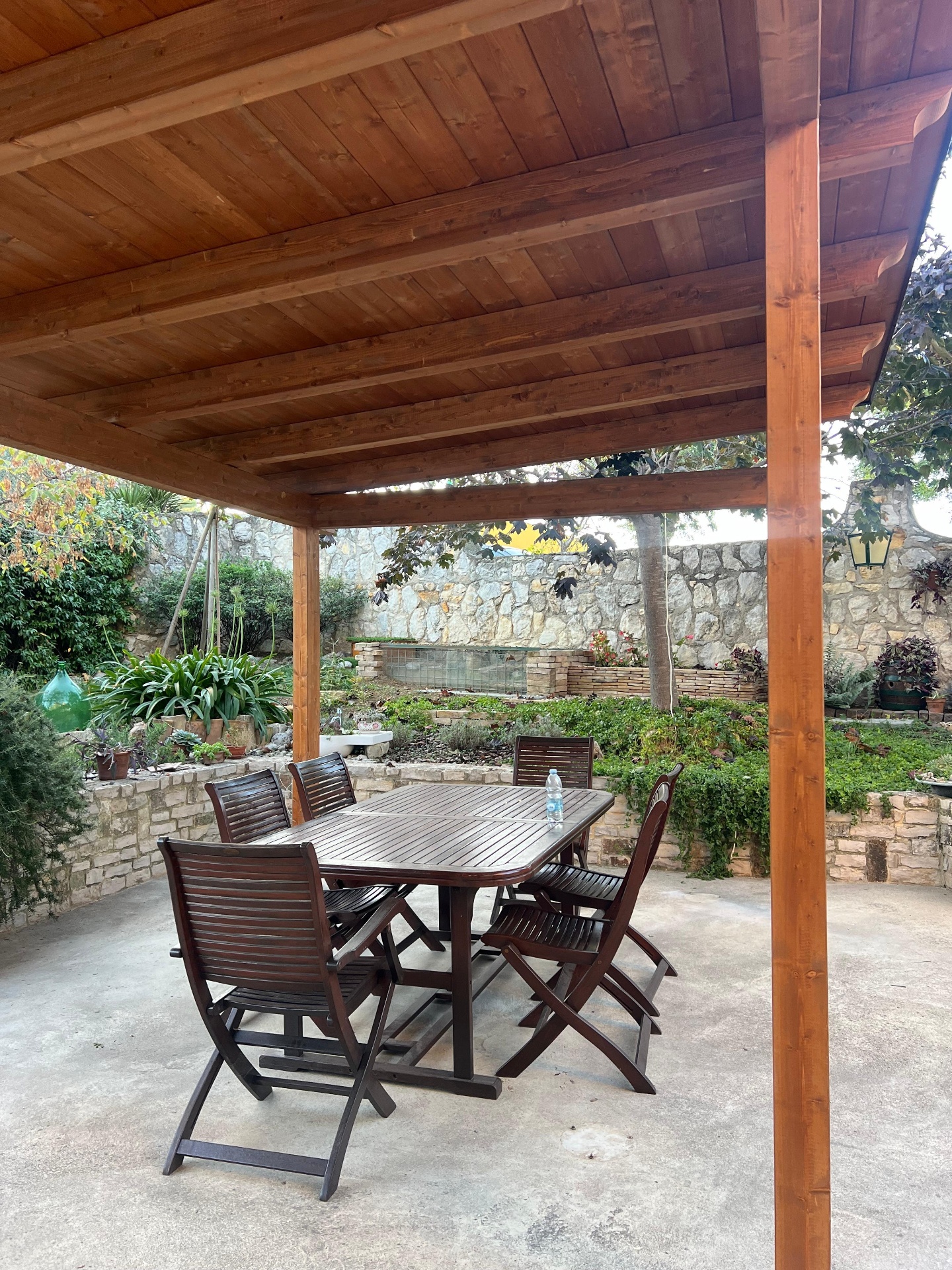 Portico in legno per zona pranzo esterna