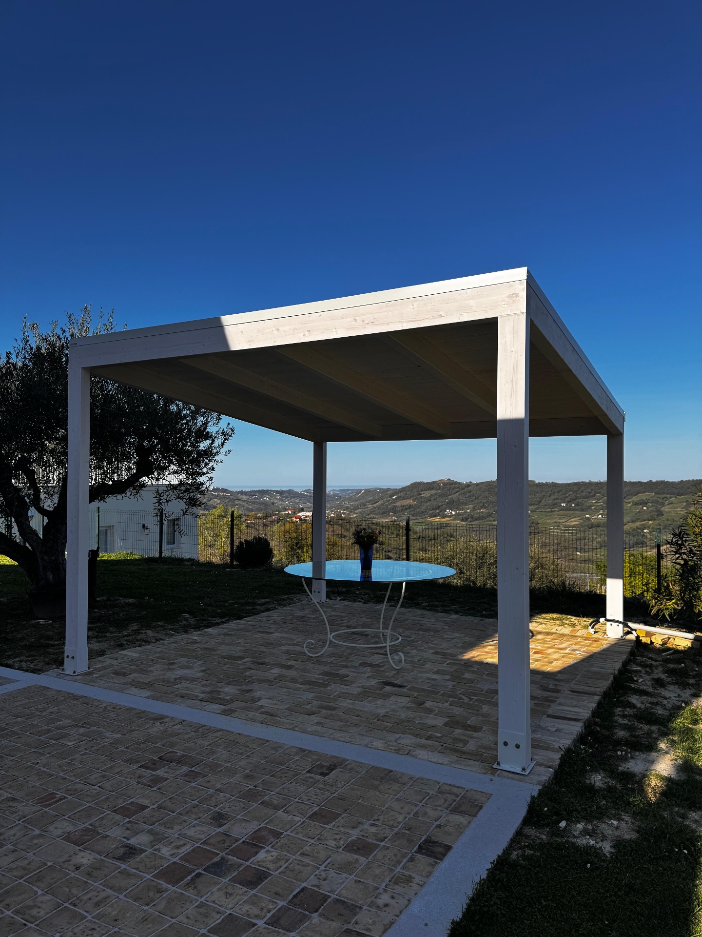 Pergola in legno bianca con vista panoramica