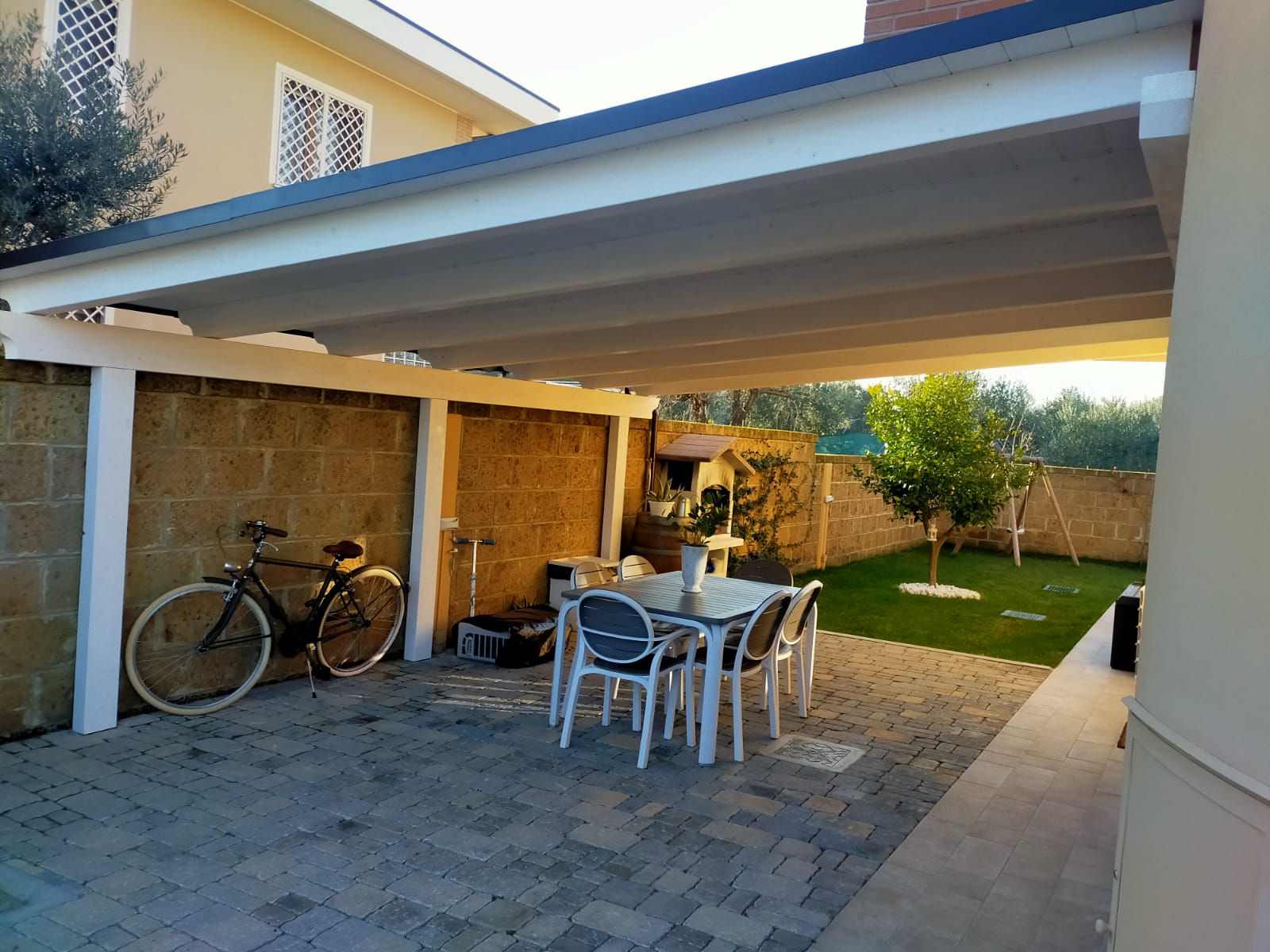 Copertura in legno bianca per giardino
