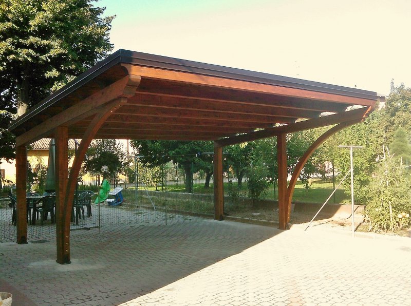 Pergola in legno con archi decorativi