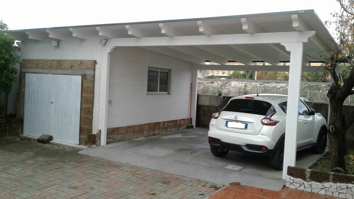 Carport in legno bianco