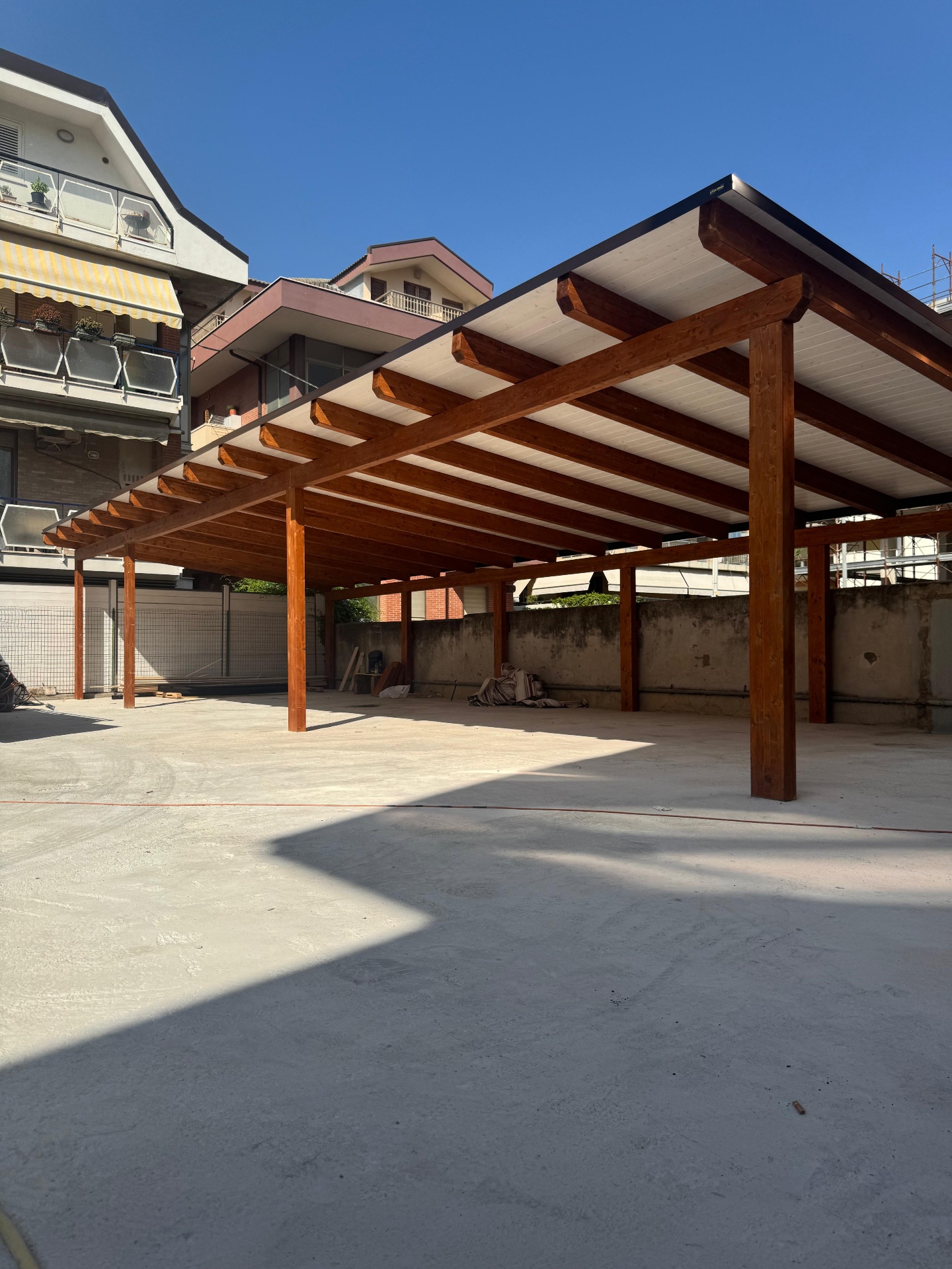 Copertura in legno noce per parcheggio